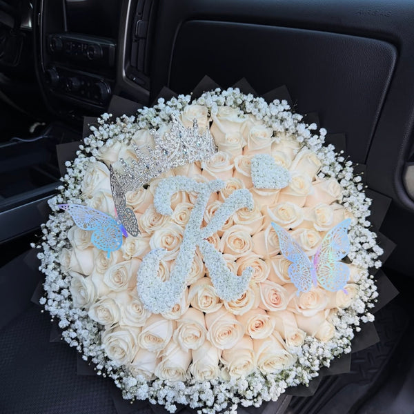 Ramo Personalizado Inicial K de (100  Rosas Blancas), Corona y Mariposas