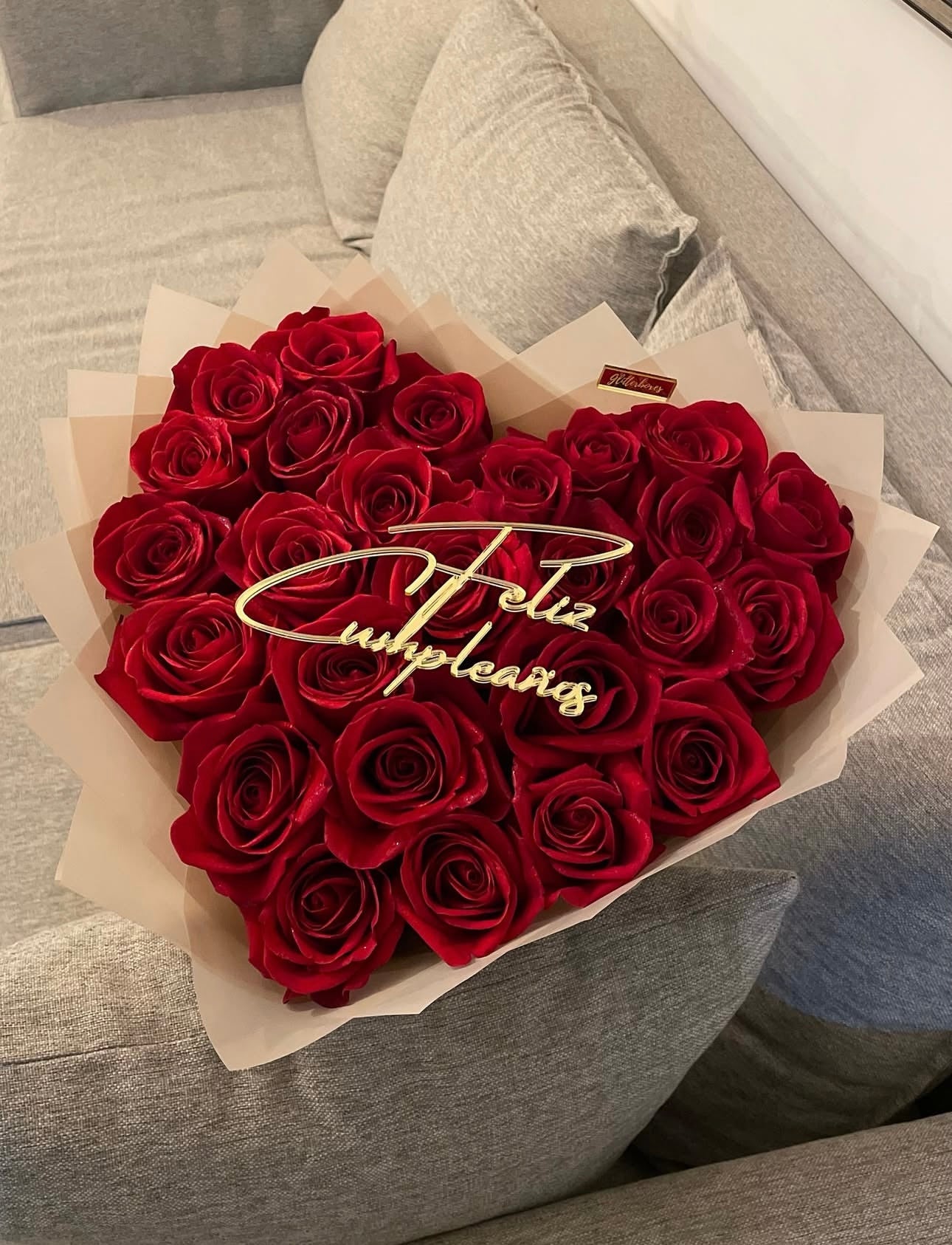 Ramo Corazón de Rosas Rojas y Topper "Feliz Cumpleaños"