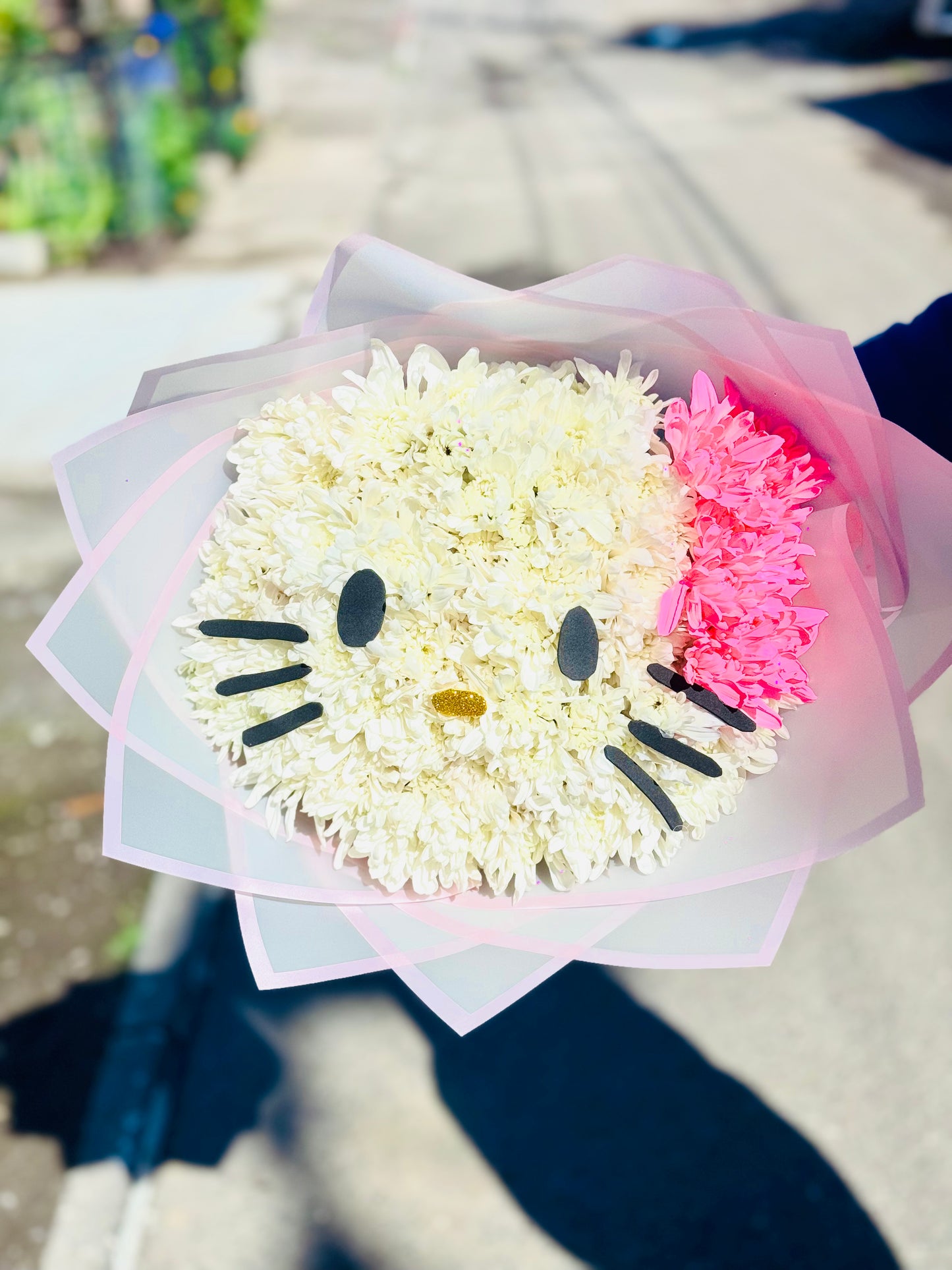 Ramo Hello Kitty Floral | Crisantemos Blancos y Lazo Rosa