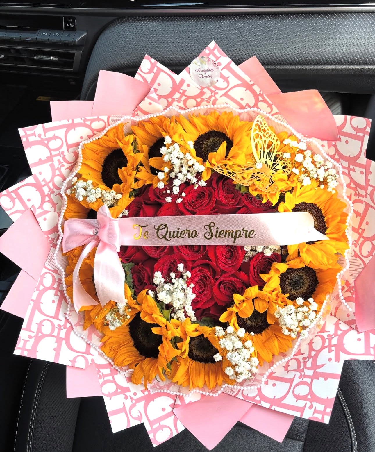 Ramo de 11 Girasoles + 10 Rosas rojas + Mariposa 3D