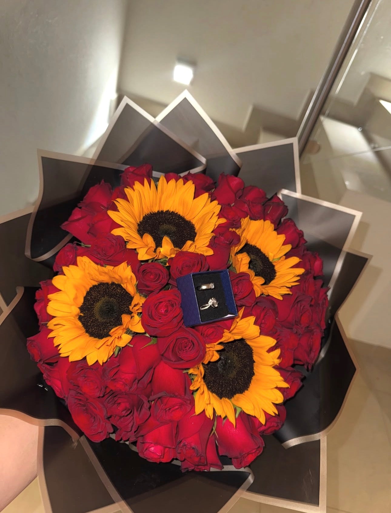 Ramo de rosas rojas y girasoles con un agregado