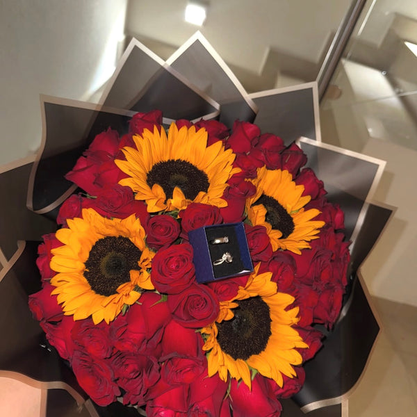 Ramo de rosas rojas y girasoles con un agregado