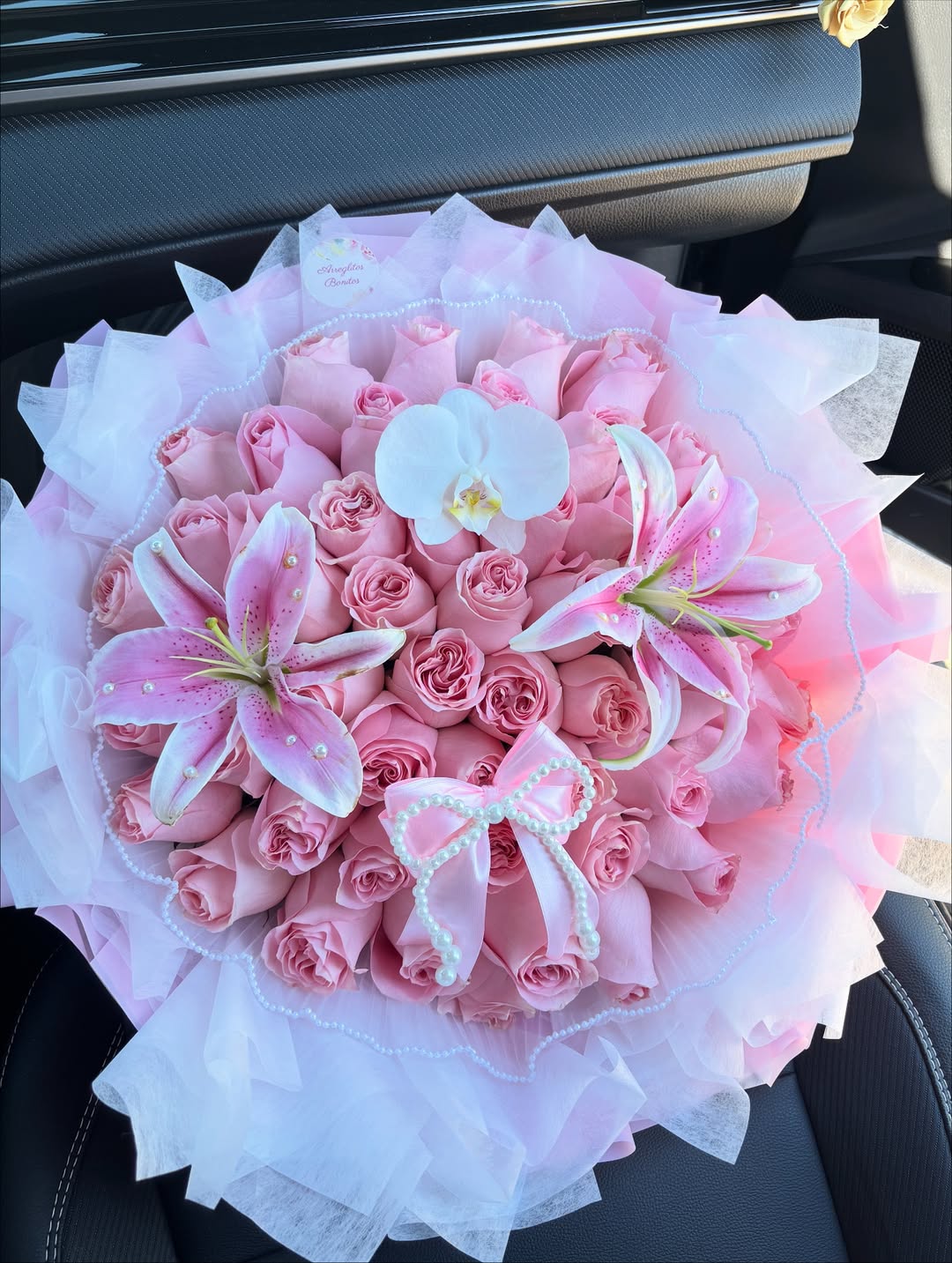 Ramo de Lujo de 50 Rosas Rosas con Lilium