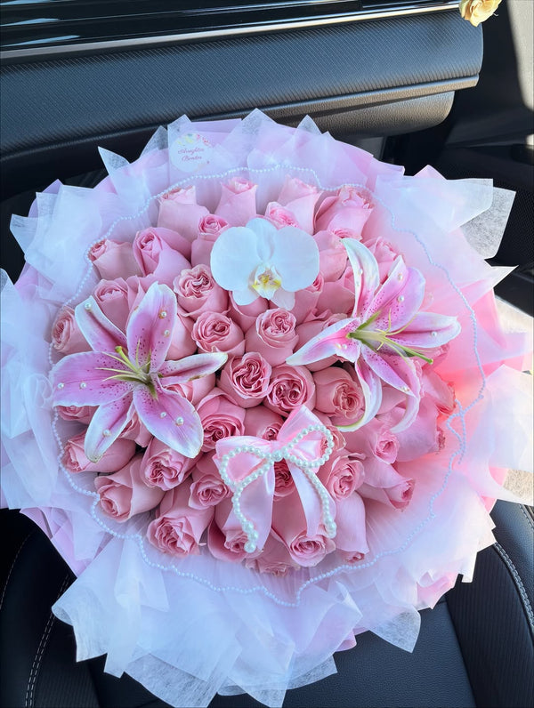 Ramo de Lujo de 50 Rosas Rosas con Lilium