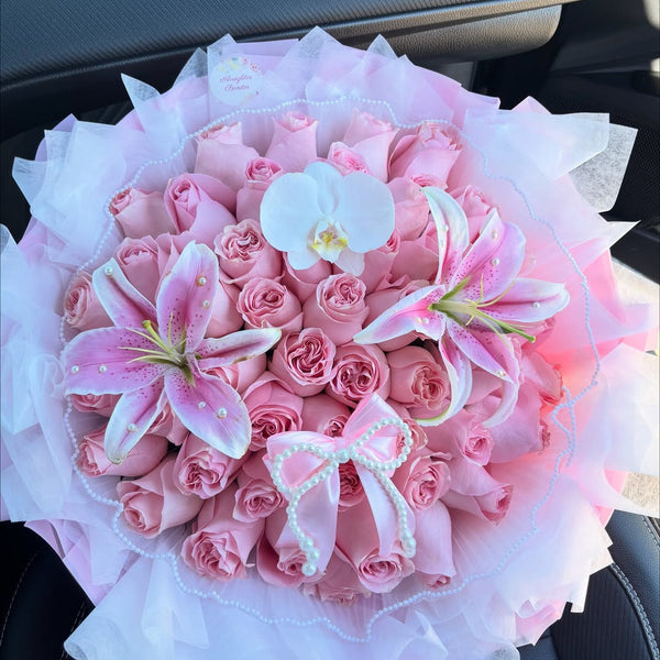 Ramo de Lujo de 50 Rosas Rosas con Lilium