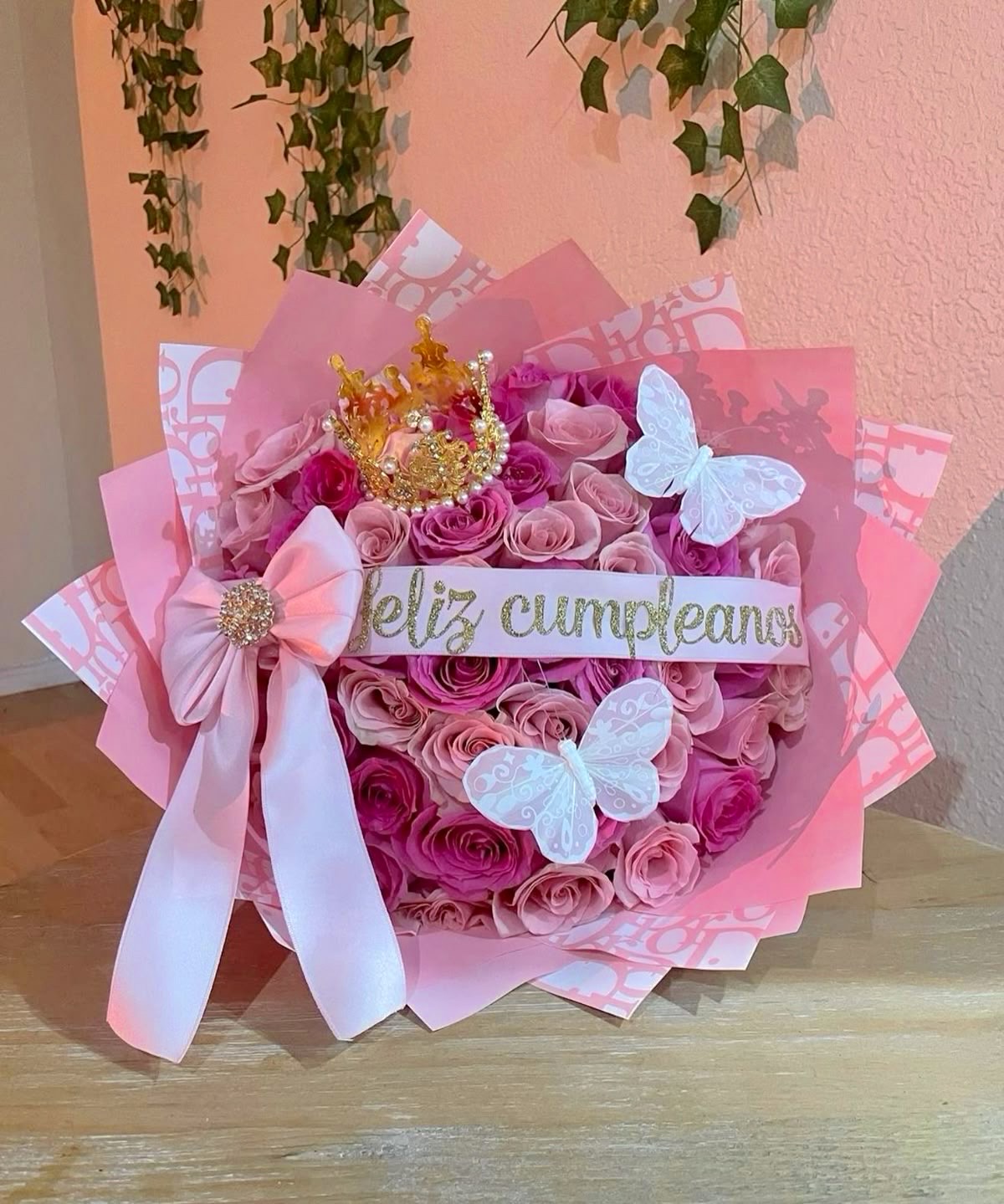 Ramo 35 Rosas Surtidas + Corona + Cinta Personalizada + Mariposas