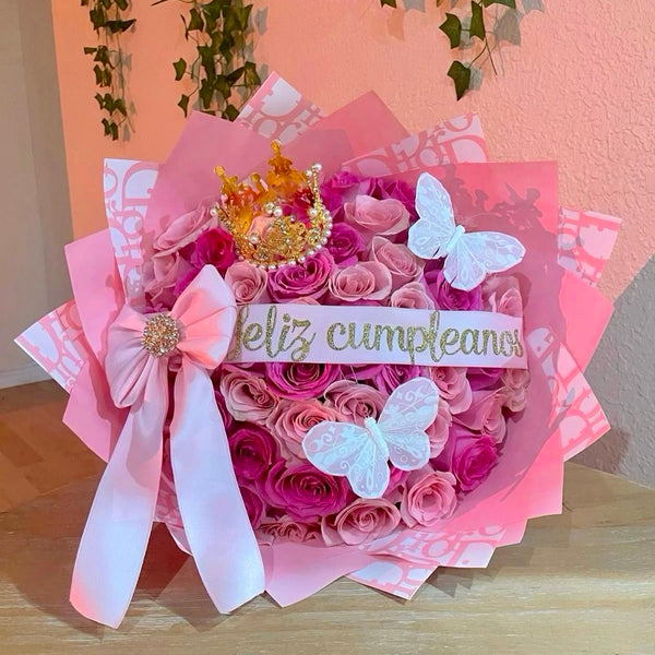Ramo 35 Rosas Surtidas + Corona + Cinta Personalizada + Mariposas
