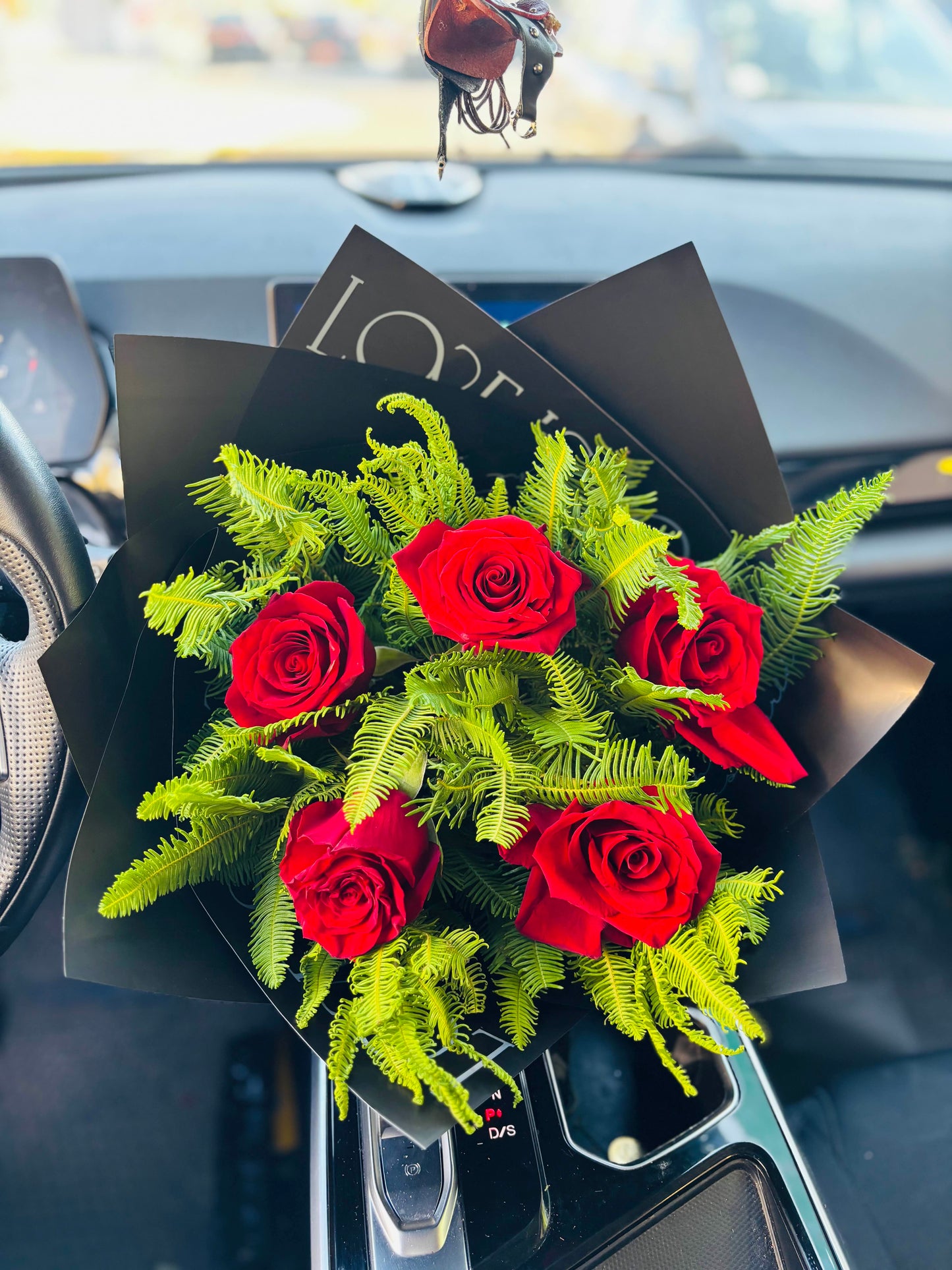 Ramo Deluxe 5 Rosas Rojas + Huerhuero