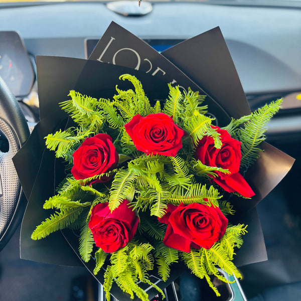 Ramo Deluxe 5 Rosas Rojas + Huerhuero